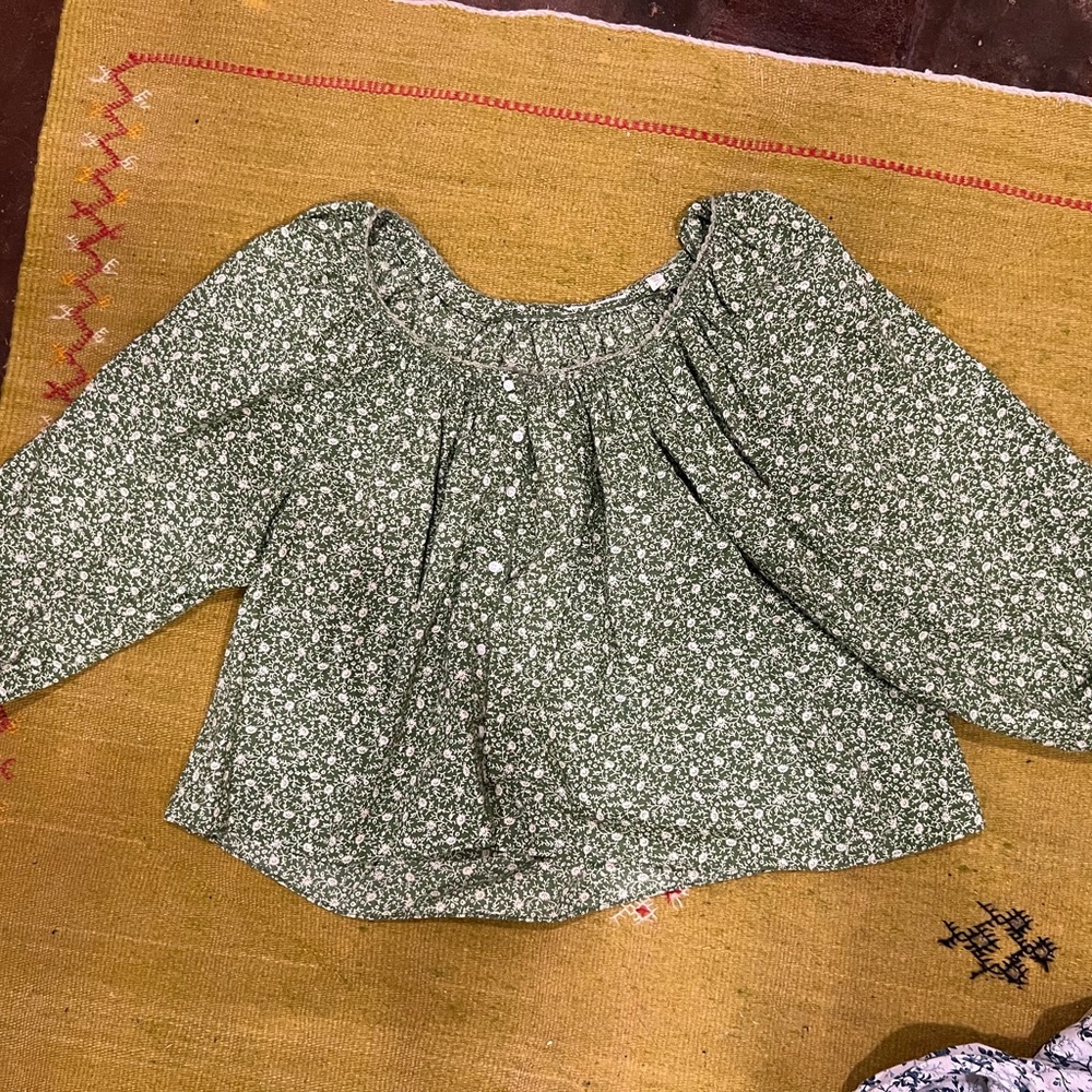 Doen jacqui top in green cottage floral